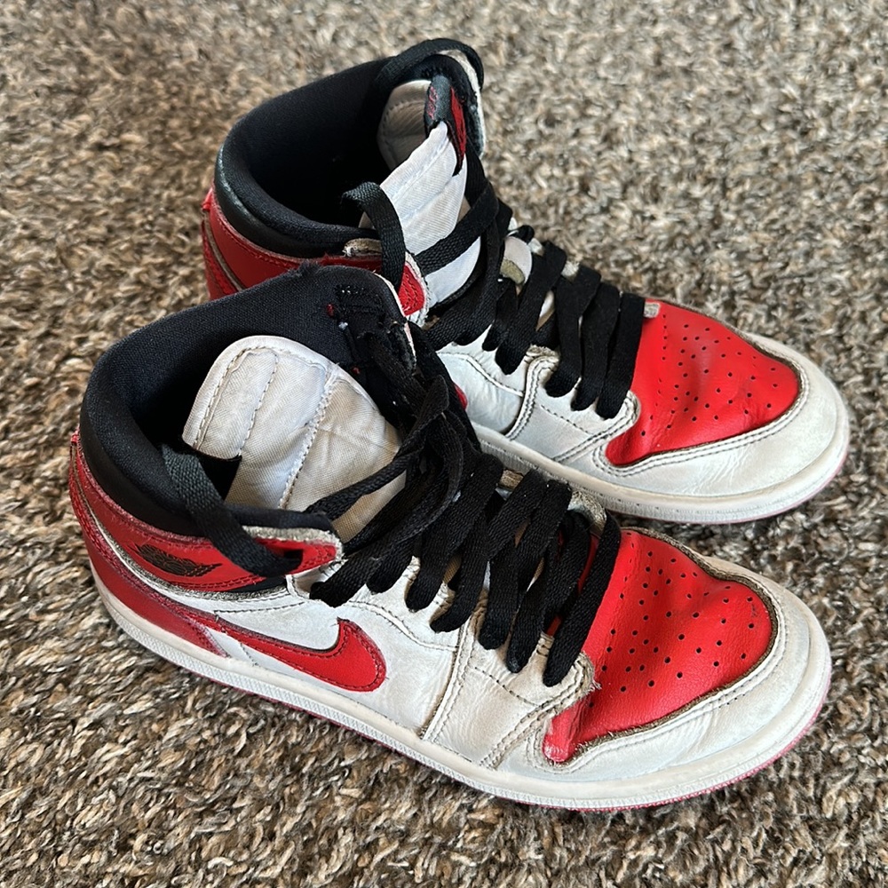 Pre-Owned Nike Air Jordan Retro 1 Mid. Size 3Y.